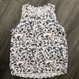 Old Navy Active grey camo workout top Large